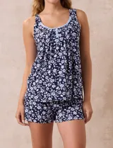 Conjunto de pijama marca René Rofé, compuesto por musculosa y short. La musculosa es de escote redondo con aplique de puntilla y botones. El short tiene cintura elastizada.