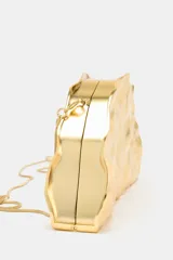 Bolso rígido con forma de media luna, color dorado metalizado. Tiene asa de cadena extraíble y cierre imantado.