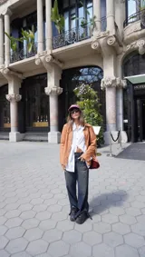 Campera de cuero color camel con flecos en la espalda y mangas.
