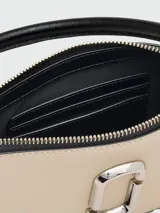 Bolso bandolera Marc Jacobs modelo The Snapshot Convertible Shoulder Bag, color beige con logo plateado, asa superior de cuero negro y correa de cadena plateada.