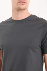 Remera negra de manga corta con cuello redondo y logo pequeño bordado en el pecho.