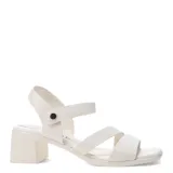 Sandalias de cuero sintético color beige, con tiras anchas cruzadas en el empeine, pulsera con hebilla al tobillo y taco cuadrado.