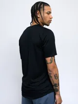 Remera deportiva negra de poliéster con logo de Umbro estampado en blanco en el pecho.