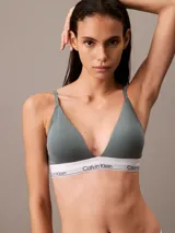 Conjunto de ropa interior Calvin Klein, modelo Modern Cotton, color gris, compuesto por un corpiño triangular con breteles finos regulables y una bombacha tipo tanga. Ambos con banda elástica blanca con logo de la marca.