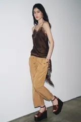 Pantalón jogger wide leg color crudo, confeccionado en hilatura con lino. Tiro medio, cintura elástica ajustable con cordones, bolsillos laterales ocultos en costura y pierna ancha.