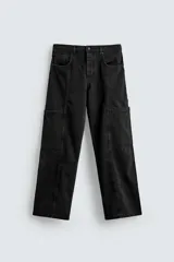 Pantalón relaxed fit confeccionado en denim de algodón color negro. Cuenta con bolsillos frontales, traseros de plastrón y bolsillos multifunción en las perneras. Tiene efecto lavado y cierre frontal con cremallera y botón.