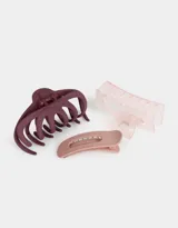 Set de tres accesorios para el pelo que incluye dos broches tipo pinza y un pasador.