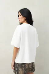 Remera negra de corte cuadrado con cuello redondo y mangas cortas con dobladillo.