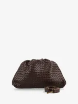 Bolso estilo bandolera con correa larga regulable, también se puede usar como sobre. Tiene un tramado de cuadros por toda la superficie.