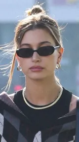 Lentes de sol ovalados con montura carey y lentes marrones con filtro UV400.