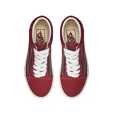 Zapatillas Vans Old Skool color borgoña con la línea lateral en cuero negro y suela blanca.