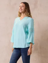 Blusa blanca de gasa bambula, marca Ruby Rd. Cuello a la base y escote en V. Manga ¾ amplia, con aplique en crochet.