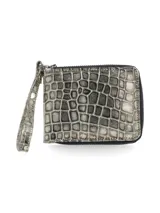 Billetera gris con estampado símil piel de cocodrilo, cierre perimetral con cremallera y correa de mano extraíble.