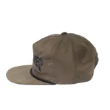 Gorro de visera Thrasher color verde oliva con logo bordado en negro y cordón decorativo negro.