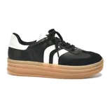 Championes urbanos blancos con detalles plateados y suela beige.