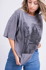 Remeron de algodón gris con estampado gráfico frontal, diseño holgado y de manga corta.