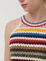 Remera sin mangas tejida al crochet con hilo de algodón orgánico a rayas horizontales de diferentes colores.