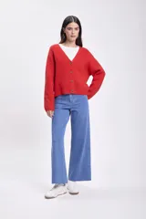 Saco de punto rojo con botones marrones, corte holgado y tejido texturizado. Ideal para usar sobre camisas o remeras.
