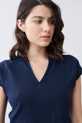 Remera azul marino de tejido canalé, con cuello polo y mangas cortas.
