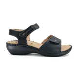 Sandalia casual negra con taco bajo corrido, tira ancha sobre el empeine con ajuste de velcro y tira trasera con hebilla.