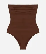 Malla entera femenina color marrón oscuro, estilo strapless (sin tirantes), con un corte ajustado al cuerpo.