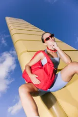 Bolso deportivo tipo duffel bag de nylon color negro, con asas de mano y correa ajustable para hombro. Diseño simple y funcional.