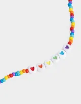 Collar corto de mostacillas de colores con dije de corazones blancos con corazones de colores.
