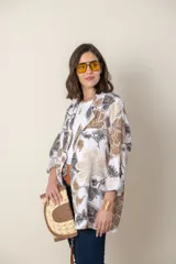 Blazer italiano de lino estampado en tonos tierra, de corte recto y mangas 3/4.