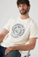 Remera de hombre Levi's de corte relajado, color crudo con estampado circular en el frente con un velero y la leyenda "The Aquatic Cove Coastal Club of San Francisco. Established 1873".