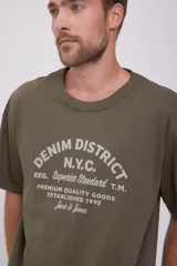 Camiseta verde militar de manga corta y cuello redondo, con estampado frontal en color blanco con tipografía estilo vintage con la leyenda "Denim District N.Y.C. Reg. Superior Standard T.M. Premium Quality Goods Established 1990 Jack & Jones".