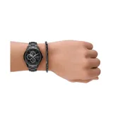 Reloj Armani Exchange modelo Dante con caja de acero inoxidable color negro de 42mm de diámetro, esfera negra con detalles en blanco y pulsera de eslabones de acero inoxidable color negro. Incluye una pulsera de eslabones de acero inoxidable color negro.