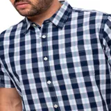 Camisa de hombre a cuadros azules, negros y blancos, de manga corta y corte clásico.