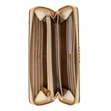 Billetera Guess Laurel color marrón con logo triangular dorado.