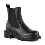 Bota Chelsea de cuero sintético negro con elásticos laterales, caña media, suela track y tirador trasero.