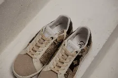 Championes negros de cuero con detalle de estrella plateada y talón plateado.