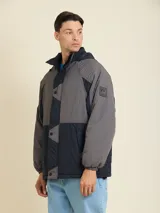 Campera color azul con diseño de paneles, cierre delantero y capucha, ideal para climas frescos.