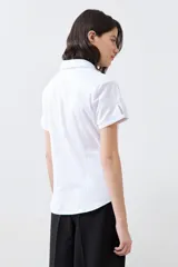 Camisa blanca de corte clásico, con cuello y mangas cortas.
