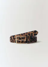 Cinturón con estampado animal print de leopardo y hebilla cuadrada metálica dorada.