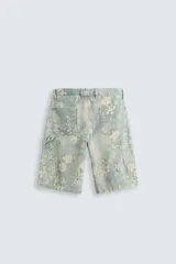 Bermuda de algodón celeste con estampado floral, corte relaxed fit, cinco bolsillos, tira y bolsillo multifunción en la pierna, cierre frontal con cremallera y botón.