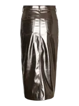 Falda midi de cuero sintético color gris plomo, con tiro alto, corte recto y abertura frontal.