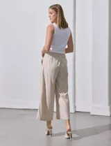 Pantalón crop de lino estampado con hojas en tonos verdes y azules. Tiene pretina trasera elastizada y bolsillos delanteros.