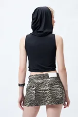 Top negro sin mangas con capucha, corte cropped y silueta ajustada al cuerpo.