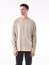 Remera manga larga color beige, corte regular.