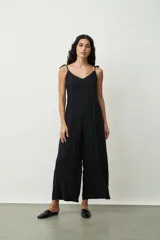 Mono largo de tirantes finos con estampado abstracto en tonos negro, marrón y blanco.