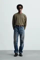 Camiseta verde militar de manga larga con cuello redondo y corte relaxed fit.