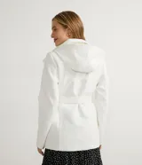 Campera alargada color blanco, confeccionada en polivelour, con cuello alto doblable, mangas largas, abotonado frontal doble, bolsillos y cinturón.