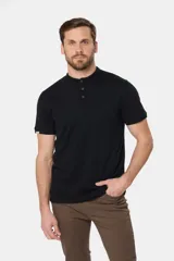 Remera de manga corta color azul grisáceo con cuello mao y tapeta de botones. Los puños de las mangas y el cuello son de color azul marino contrastante. Presenta un pequeño logo bordado en el pecho.