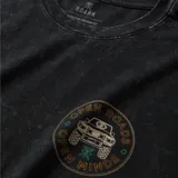 Remera negra con efecto gastado y estampado pequeño en el pecho con el logo de Roark Open Roads.