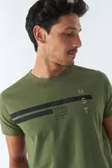 Remera verde militar de hombre con fit regular, manga corta y estampado con el logo de la marca y la frase 'Here is real' en el frente.