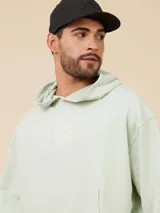 Canguro color menta con estilo boxy, diseñado para mayor comodidad, con bolsillo frontal.